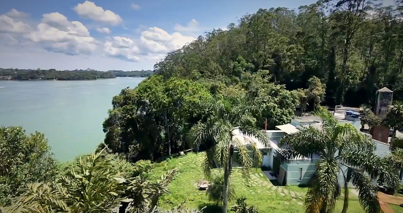 Vista da represa cercada de mata